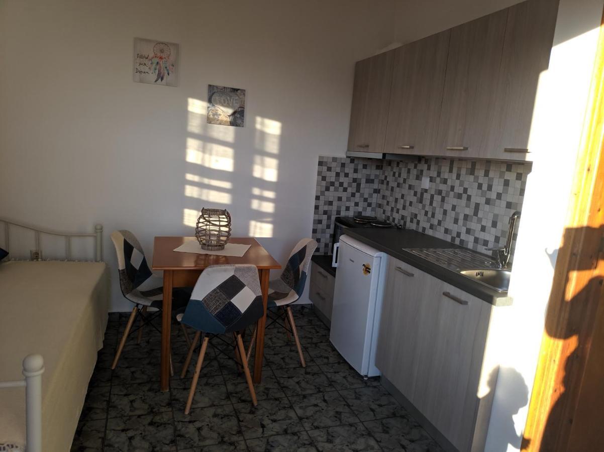 Tramonto Nel Delfini Apartment Kini Bagian luar foto