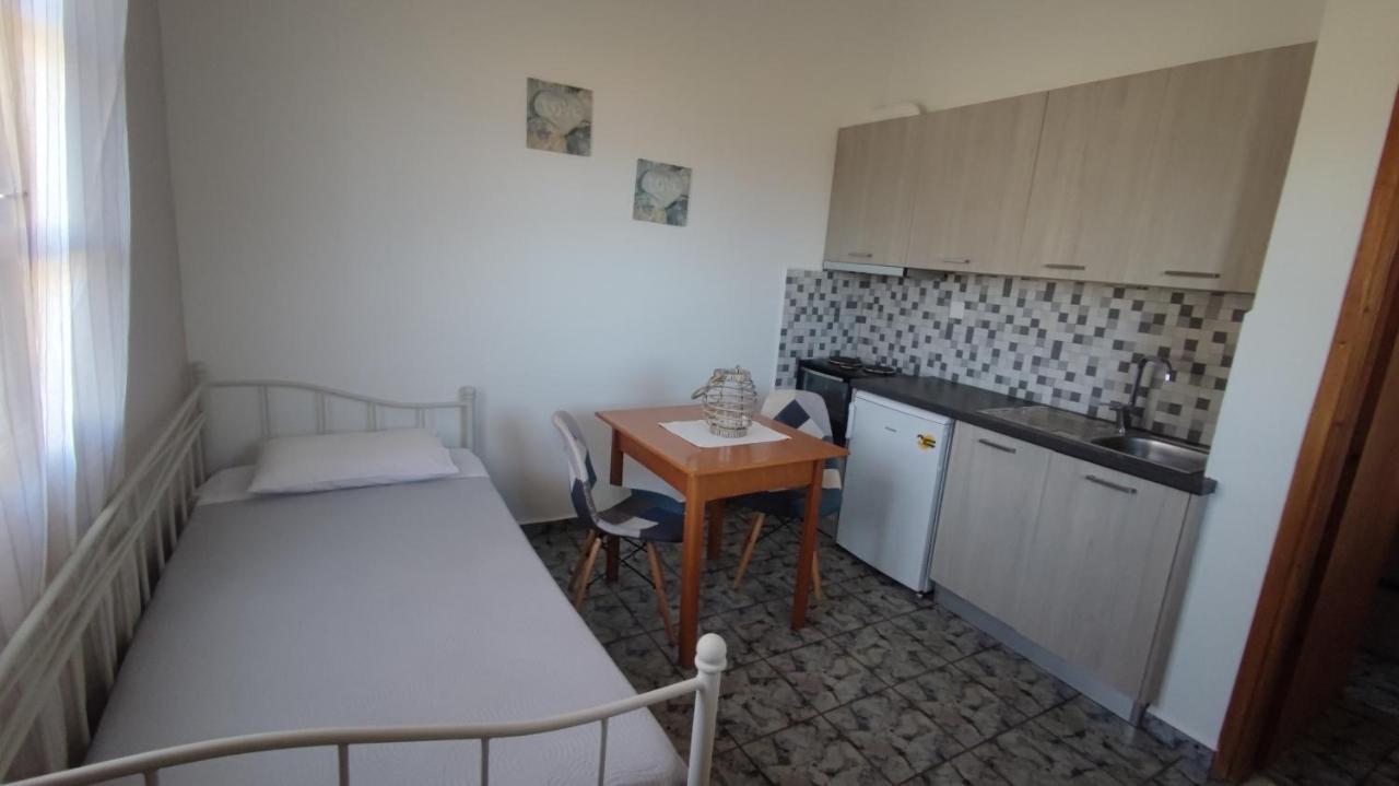 Tramonto Nel Delfini Apartment Kini Bagian luar foto