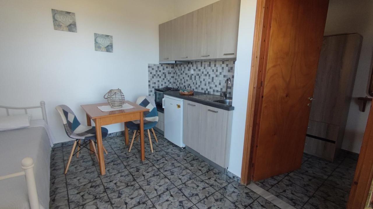 Tramonto Nel Delfini Apartment Kini Bagian luar foto
