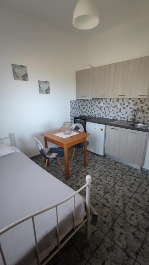 Tramonto Nel Delfini Apartment Kini Bagian luar foto
