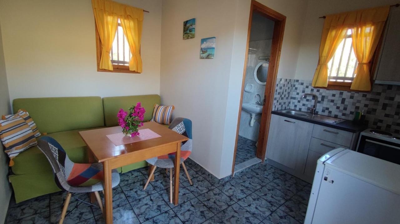 Tramonto Nel Delfini Apartment Kini Bagian luar foto