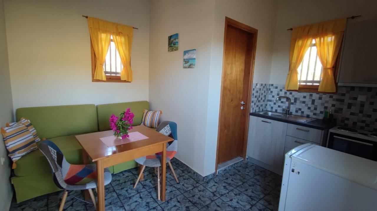 Tramonto Nel Delfini Apartment Kini Bagian luar foto