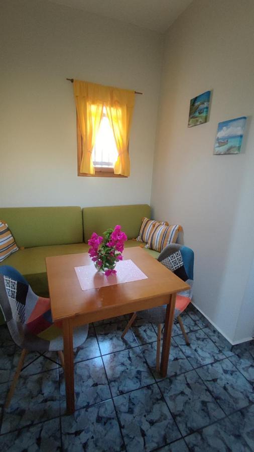 Tramonto Nel Delfini Apartment Kini Bagian luar foto