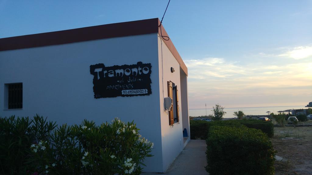 Tramonto Nel Delfini Apartment Kini Bagian luar foto