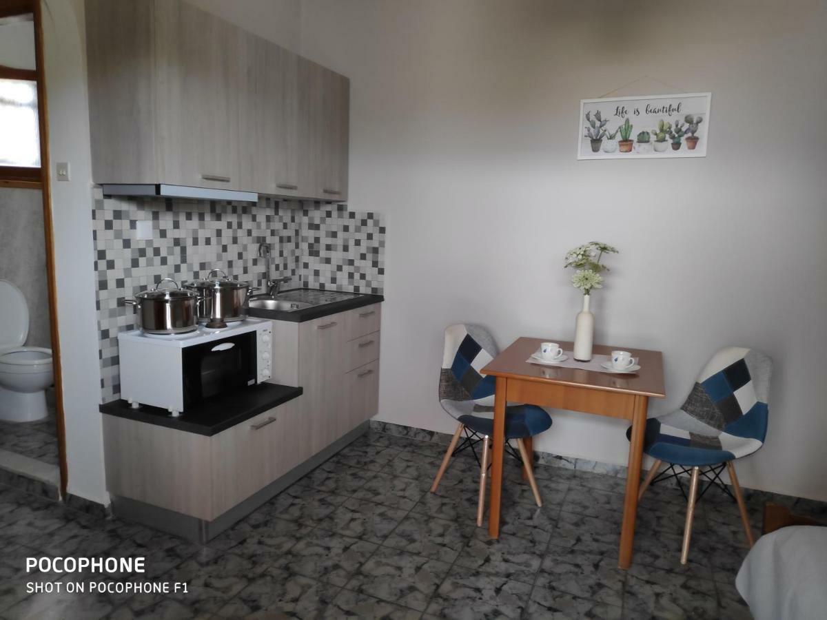 Tramonto Nel Delfini Apartment Kini Bagian luar foto